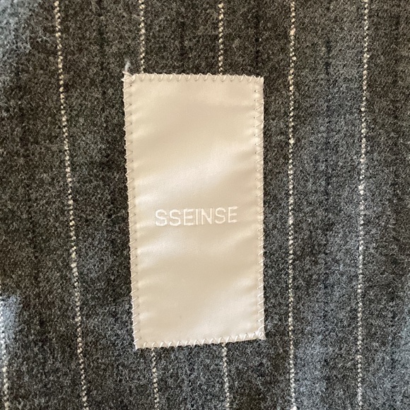 Men’s Suit. Medium size. Custom made. SSEINSE. Modern. Charcoal with pinstripes - Picture 4 of 6